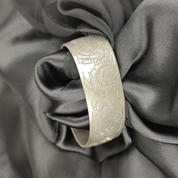 Kirk Stieff Pewter "Carnation" Engraved Floral Cuff Bracelet Vintage 7" - Picture 6 of 10